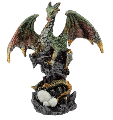 Drachen auf dunklen zerklüfteten Felsen thront. Drache selbst ist in prächtigen Grün- und Goldtönen.