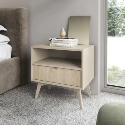 Productafbeelding van Nachtkastje Silva, 54 cm breed, in sandbeige kleur, met een Scandinavisch visgraatmotief aan de voorkant en een gouden handgreep – een modern nachtkastje