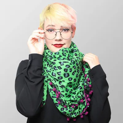 Produktbild von Leo - Tuch Leopard grün mit lila Bommeln