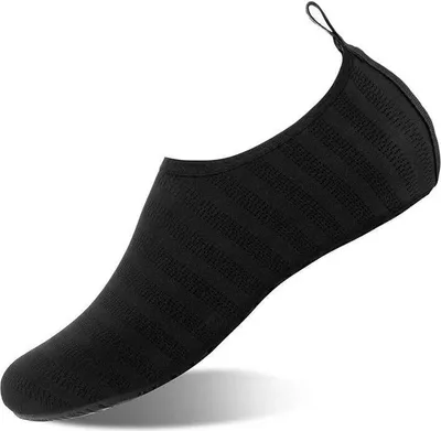 Schwarzer Slip-on-Wasserschuh mit strukturiertem Obermaterial und kleiner Zuglasche an der Ferse, auf weißem Hintergrund