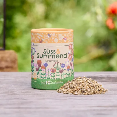 Produktbild von Streuwiese „Süß & Summend“ – Wildblumen-Saatgut für ca. 10 m² – Bienenfreundliche Blumenmischung in dekorativer Dose – Hohe Keimrate, samenfest & mit Bodenverbesserer