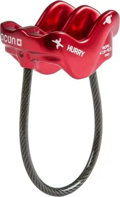 Rotes Sicherungsgerät "Hurry" von Ocun; geeignet für Klettern; mit zwei Vertiefungen und einem stabilen Seilring.