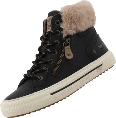 Auf dem Bild ist ein schwarzer Freizeitschuh abgebildet der von der Seite betrachtet wird. Der Schuh hat ein schlichtes und modernes Design mit einer leicht strukturierten Oberfläche.