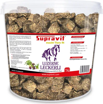 Immagine prodotto di Supravit Snack per cavalli Erba medica 2 kg | Gustosi snack per cavalli senza cereali e senza zucchero | Per cavalli e pony