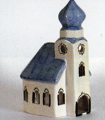 Eine Barockkirche aus Porzellan in Weiß und Hellblau und schwarz abgesetzten Fenstern.