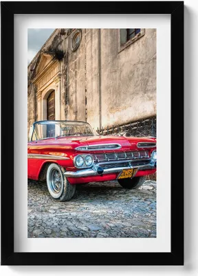 Produktbild von Rotes altes Auto im kolumbianischen Viertel– Wandbild mit Rahmen – Gerahmtes Bild  – Wanddekoration – 20x30 cm – Schwarz