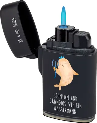 Produktbild von Mr. & Mrs. Panda sturmfeuerzeug Sternzeichen Wassermann - Schwarz - Geschenk, Nix, Geburtstag Februar, Gasfeuerzeug, Januar, gas anzünder, zigarettenanzünder, Feuerzeug