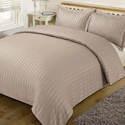 Zdjęcie produktu dla Poszewka na kołdrę w rozmiarze king size 230 x 220 cm z satynowymi paskami w kolorze taupe – łatwa w pielęgnacji i nadająca się do prania w pralce