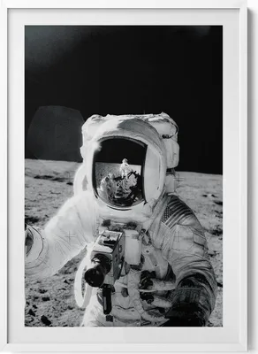 Produktbild von Astronaut auf dem Mond - NASA-Foto– Wandbild mit Rahmen – Gerahmtes Bild  – Wanddekoration – 70x100 cm –  Weiß Rahmen