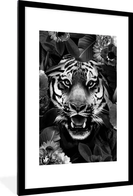 Produktbild von MuchoWow® Gerahmtes Poster Tiger zwischen den Blumen - schwarz und weiß 60x90 cm - Poster mit Schwarzem Bilderrahmen Wandposter Rahmen Foto Bilder - Dekoration - Wandposter Wohnzimmer - Hochwertig