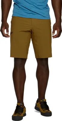 Valley Shorts für Herren von Black Diamond in braun; getragen von einem Mann mit blauer T-Shirt und sportlichen Schuhen.