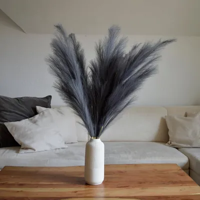 Zdjęcie produktu dla Dekoracja z trawy pampasowej Layba w kolorze szarym Sztuczna trawa pampasowa Boho - 3 sztuki 100 cm, idealna do dekoracji ślubnych, salonu i sypialni