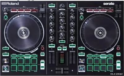 Produktbild von Roland DJ-202 USB-DJ-Controller mit Kopfhörer