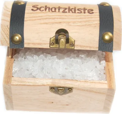 Produktbild von Schatzkiste mit Aufdruck aus Massivholz, mit Bergkristallgranulat gefüllt