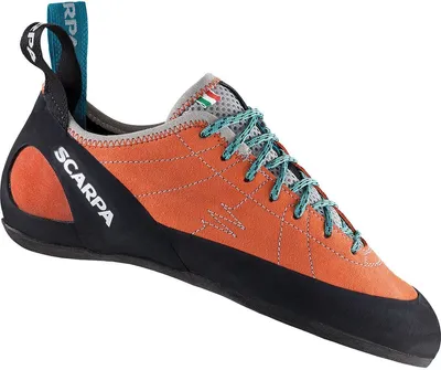 Schnür-Kletterschuh "Helix" von Scarpa in orange und schwarz mit blauen Schnürsenkeln.