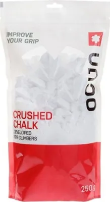 Verpackung von Ocun Chalk RATTLE 250 g; weißes zerstoßenes Chalk für Kletterer; mit rotem und weißem Design.