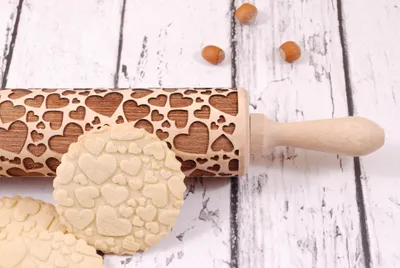 Immagine prodotto di Mattarello in legno MoodForWood, inciso, 43 cm con manici, perfetto per la cottura - motivo a cuore