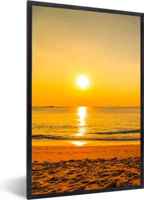 Produktbild von MuchoWow® Gerahmtes Poster Palme - Strand - Sonnenuntergang - Meer 60x90 cm - Poster mit Schwarzem Bilderrahmen Wandposter Rahmen Foto Bilder - Kunst
