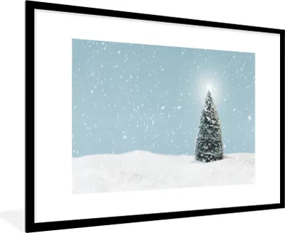 Produktbild von MuchoWow® Gerahmtes Poster Ein Weihnachtsbaum in einer verschneiten Landschaft und einem blauen Himmel 90x60 cm - Poster mit Schwarzem Bilderrahmen Wandposter Rahmen Foto Bilder - Wanddekoration - Fotos