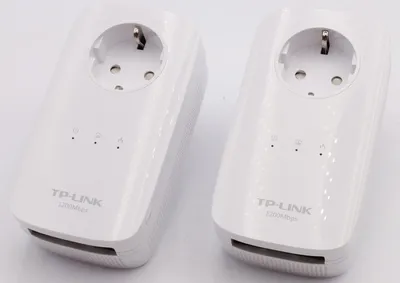 Produktbild von TP-LINK AV1200-Gigabit-Powerline-Adapter KIT mit Frontsteckdose und 3 LAN-Ports (TL-PA8030P KIT)