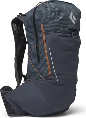 Pursuit 30 Backpack von Black Diamond; grauer Hiking Rucksack mit seitlichem Reißverschluss und gepolstertem Rückenteil.