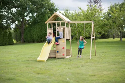 Obrázok produktu pre Wendi Toys drevená hracia veža včela vrátane šmykľavky, lezeckej steny, hojdačky a pieskoviska príroda 280x270x270 cm