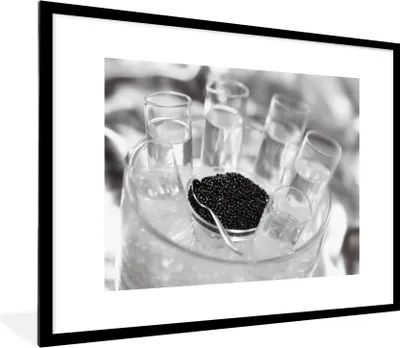 Produktbild von MuchoWow® Gerahmtes Poster Gläser mit Wodka und Kaviar 80x60 cm - Poster mit Schwarzem Bilderrahmen Wandposter Rahmen Foto Bilder - Schlafzimmer-Dekorationen - Fotoposter