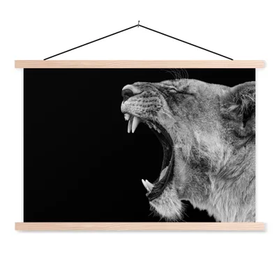 Produktbild von MuchoWow® Textilposter Tiere - Löwe - Schwarz - Weiß - Porträt 60x40 cm mit holzfarbenen Rahmen - Bilder