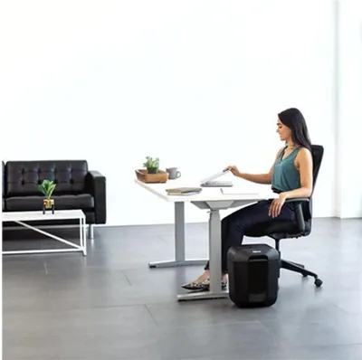 Zdjęcie produktu dla Fellowes Powershred LX45, Rozdrabnianie krzyżowe, 4 x 37 mm, 17 l, Przyciski, 6 min, Czarny