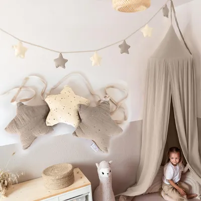 Imagen del producto de Guirnalda de estrellas beige claro y crema con aplique dorado - De tela, 3 m