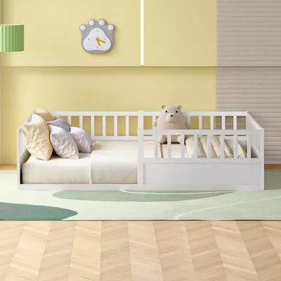 Produktbild von Massivholz Bodenbett 140x200 cm Kiefer Kinderbett mit Rausfallschutz & Lattenrost Montessori Bettgestell Weiß Stabil & Belastbar bis 200kg