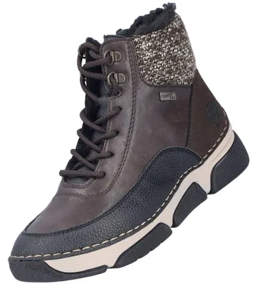 Der Stiefel ist braun und hat eine robuste Sohle zu sehen ist die rechte Seite. Er wirkt sehr hochwertig und stabil.