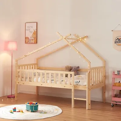 Imagen del producto de Cama infantil Sotkamo, modelo "Hausbett", 90 x 200 cm. Cama de madera para niños con barandillas de protección y escalera. Estructura de madera de pino, color natural