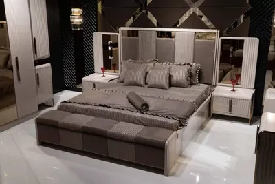 Image de Elégant ensemble de chambre à coucher en bois beige avec lit, banquette
