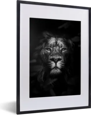 Produktbild von MuchoWow® Gerahmtes Poster Porträt eines Löwen im Dschungel - schwarz und weiß 30x40 cm - Poster mit Schwarzem Bilderrahmen Wandposter Rahmen Foto Bilder - Wandposter Schlafzimmer