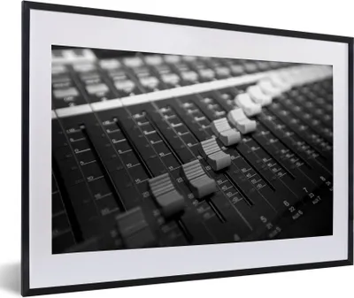Produktbild von MuchoWow® Gerahmtes Poster Schwarz-Weiß-Bild eines Mischpults 60x40 cm - Poster mit Schwarzem Bilderrahmen Wandposter Rahmen Foto Bilder - Schlafzimmer - Plakat in Rahmen - Drucken