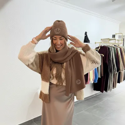 Produktbild von Schal Smiley "Nora" Camel, Einheitsgröße kuscheliger Schal mit Smiley Stickerei, für Frauen Schalen, Damenschal Winter Schal, Halsbedeckung Schals