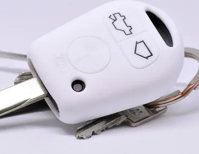 Produktbild von Auto Schlüssel Hülle Silikon Schutz Cover Weiß kompatibel mit BMW E36 E39 E34 E38 3er 5er 7er E32 8er E31 3 Tasten Funk Fernbedienung