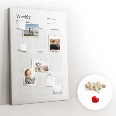 Imagen del producto de Tablero de corcho con chinchetas - Panel con chinchetas para fotografías y notas - 80x120 cm - 100 chinchetas de madera - Planificador semanal