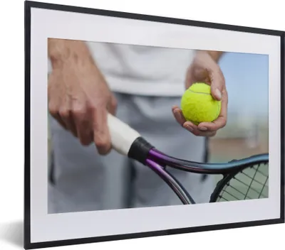 Produktbild von MuchoWow® MuchoWow® Gerahmtes Poster Älterer Mann mit Tennisball und Schläger 40x30 cm - Poster mit zchwarzem Bilderrahmen - Bilderrahmen - Poster im Rahmen