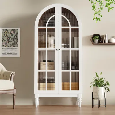 Productafbeelding van Vitrinekast met geribbeld glas, afmetingen 76x38,5x165 cm, gemaakt van MDF met een notenhoutlook en wit, met een gebogen voorzijde en drie legplanken, geschikt voor woon- en eetkamers