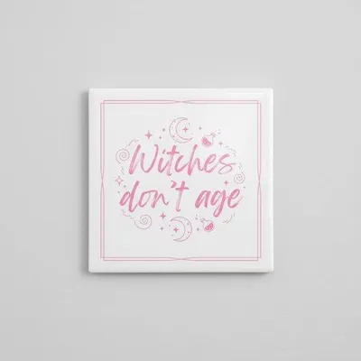 Produktbild von Witches Don’t Age Fliese 15×15 cm – Rosa Magischer Hexenspruch Keramik-Wandfliese – Mystische weibliche Home-Deko als Geschenk