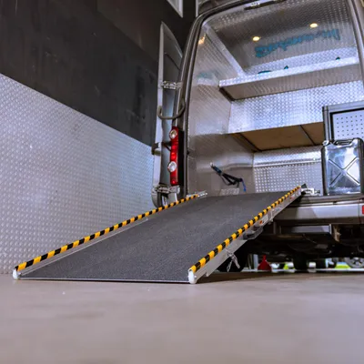 Productafbeelding van Opvouwbare oprijplaat voor vaste montage - draaibaar en inklapbaar - 240 cm