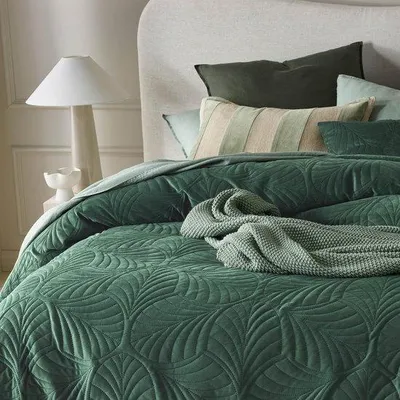 Produktbild von Famanu Tagesdecke 240x260 cm dunkelgrün, samtweiche Wohndecke für Bett oder Sofa