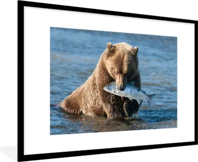 Produktbild von MuchoWow® MuchoWow® Gerahmtes Poster Bär - Braun - Fisch 90x60 cm - Poster mit zchwarzem Bilderrahmen - Wanddekoration - Fotos