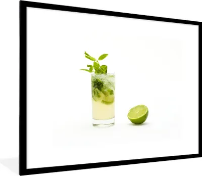 Produktbild von MuchoWow® Gerahmtes Poster Mojito mit frischen Minzblättern und Limette auf zerstoßenem Eis 80x60 cm - Poster mit Schwarzem Bilderrahmen Wandposter Rahmen Foto Bilder - Schlafzimmer-Dekorationen - Fotoposter