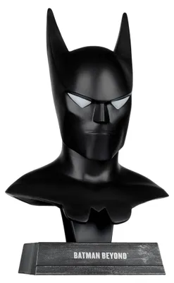 Produktbild von DC Direct Batman Beyond Cowl-Replik im Maßstab 1:3 von McFarlane Toys