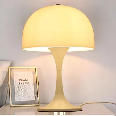 Immagine prodotto di Moderna lampada da tavolo "MEDUSA" a 3 luci, con paralume bianco e base bianca, ideale per camere da letto, soggiorni e uffici. G9*3