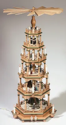 Produktbild von Tischpyramide mit Weihnachtsfiguren & Kurrende natur/ grün BxTxH= 42x42x106cm NEU