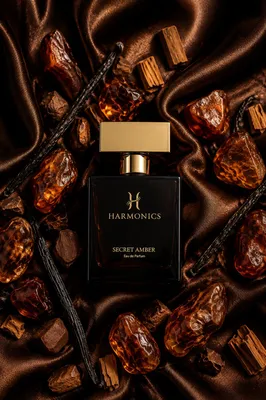 Produktbild von HARMONICS Secret Amber Eau de Parfum 50 ml – Unisex Parfum mit Amber, Vanille, Oud & Moschus, KI-generiertes Bild